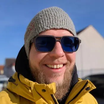 Portrait von mir, mit Mütze und Winterjacke.
